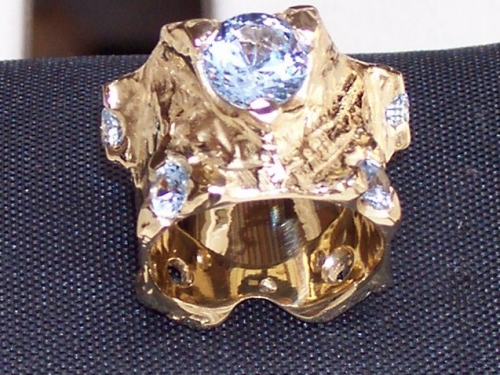 anello in oro giallo con topazio azzurro