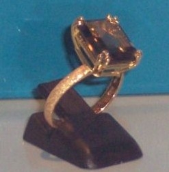 anello in oro giallo con quarzo fumè