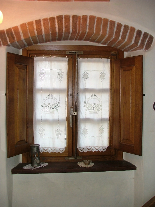 finestra con scuretti