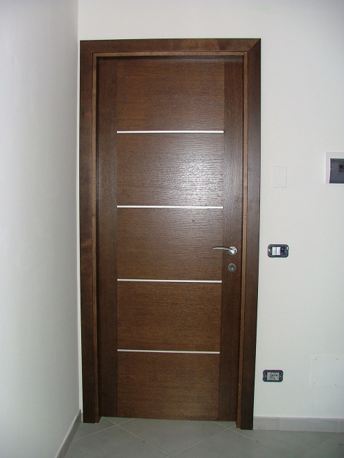 porta moderna con listelli in acciao