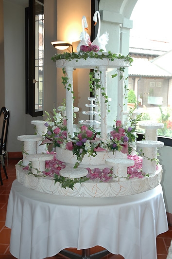 Decorazione floreale della torta nuziale
