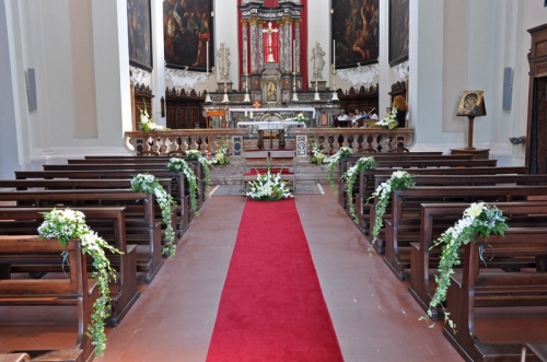 Allestimento floreale per chiesa