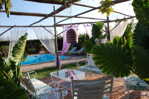 la nostra piscina vista dal patio