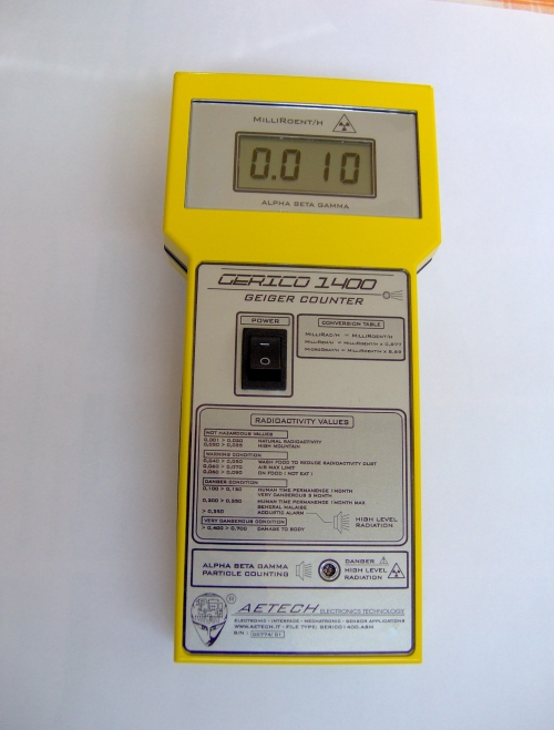 contatore geiger non professionale, range di misura da 0,010 a 0,800 mr/h, allarme a 0,300 mr/h e bateria scarica
