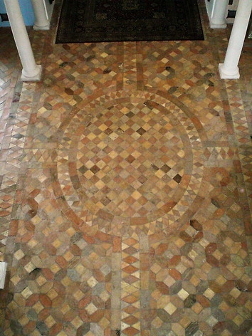 sala di ingresso con inserimento di antico pavimento in terracotta