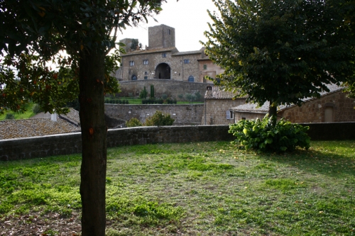 tuscania vista palazzo baronale