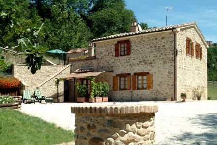 Casale ristrutturato di recente nelle vicnanze di Todi, Deruta, Assisi e Perugia