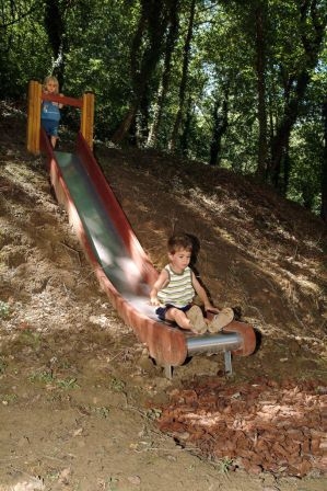 il parco giochi, a norma, nel boschetto ombreggiato accanto al casale