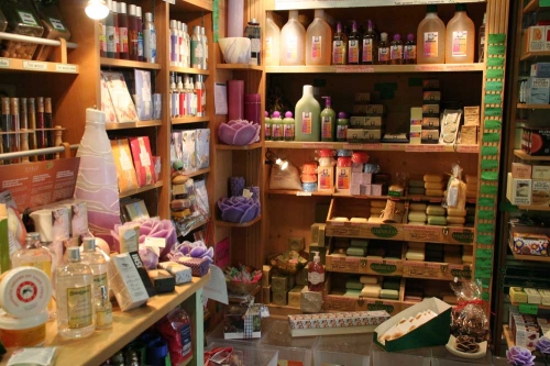 Interno drogheria: saponi francesi e profumi per la casa