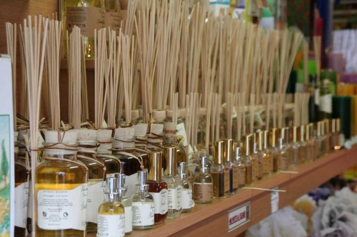 Interno drogheria: profumi naturali con bastoncini bamboo