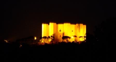 fascino di Castel del Monte di notte