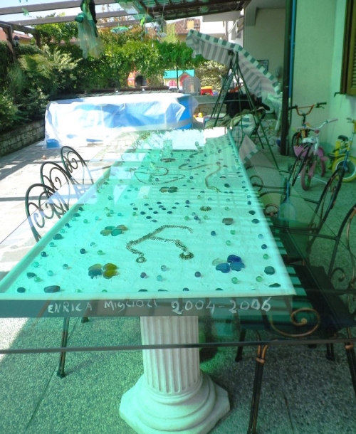 tavolo per giardino. materiale riciclato, vetromurano, cemento e colla per esterni, cristallo 6mm