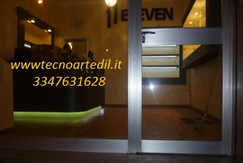 Foto negozio ristrutturato Milano,Bancone in cartongesso con illuminazione LED nella parte Basa