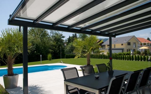 pergolato in alluminio con copertura in vetro e tenda motorizzata