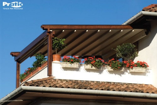 Pergolato in legno con tenda motorizzata