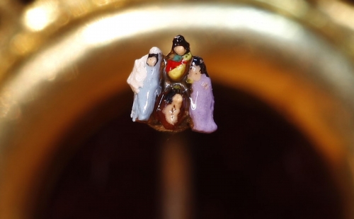 Presepe da Guinness: sulla testa di uno spillo!!! Natività scolpita e dipinta a mano!!!